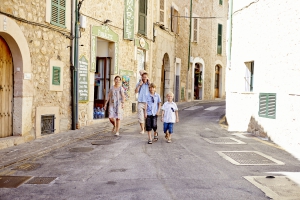 Familie går en hyggelig tur i Mallorcas gader